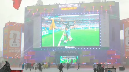 Fuertes lluvias sorprendieron a los fanáticos en el Fan Fest del Zócalo de la Ciudad de México, durante el partido de Uruguay contra Arabia Saudita.