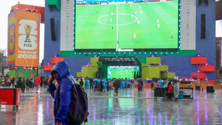 Fuertes lluvias sorprendieron a los fanáticos en el Fan Fest del Zócalo de la Ciudad de México, durante el partido de Uruguay contra Arabia Saudita.