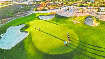 Greg Norman diseñó un campo que aprovecha dunas, cactus, arroyos y vistas al Pacífico, con mínima intervención sobre el paisaje de Cabo San Lucas.