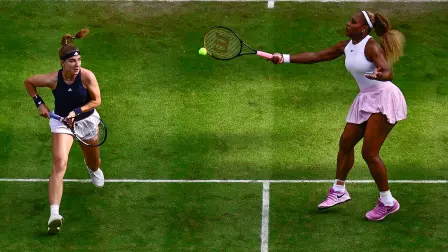 Karolina Muchova y Serena Williams se enfrentaron a la mexicana Giuliana Olmos y la neozelandesa Erin Routliffe en la primera ronda del torneo de dobles de Berlín. Foto: AFP