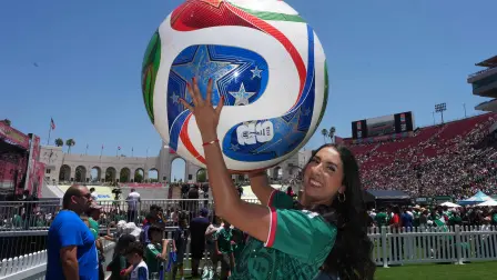 Aficionados del Mundial 2026 en el Fan Fest en California, Estados Unidos.
