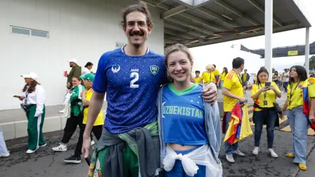 Aficionados de la selección de Uzbekistán durante su partido contra Colombia en el Estadio Ciudad de México.