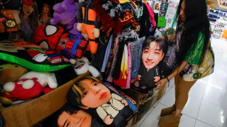 Una vendedora muestra productor coreanos en Plaza Garibaldi, como un lazo entre Corea del Sur y México, una de las conexiones culturales más inusuales que crece a pesar del idioma y la distancia física.