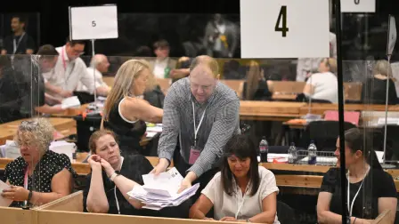 Tras el cierre de las urnas para las elecciones parciales de Makerfield, se distribuyeron las papeletas de votación en el centro de recuento de votos.