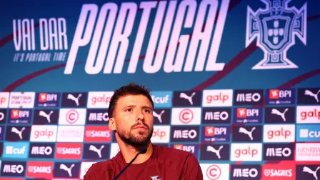 Rubén Dias, defensa de la selección de Portugal, en conferencia de prensa en Florida.