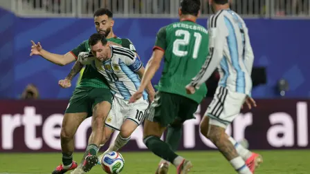 La federación argelina cuestionó una jugada en la que Lionel Messi pisó a Aissa Mandi y no recibió sanción antes de marcar tres goles.
