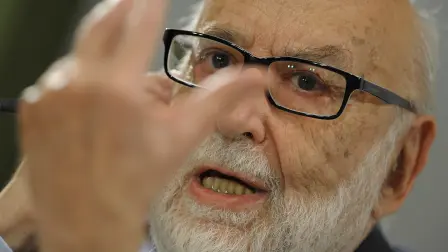 El físico François Englert recibió el Premio Nobel de Física junto con el británico Peter Higgs, fallecido en 2024.
