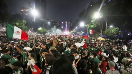 Mexico fans celebrate near the Angel of Independence after Mexico won the 2026 FIFA World Cup match against South Korea, in Mexico City, Mexico, June 18, 2026. REUTERS/Quetzalli Nicte-Ha  REFILE - QUALITY REPEAT