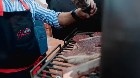 El humo controlado del horno VSVIO aporta sabor, técnica y memoria a cada preparación alrededor de la brasa.