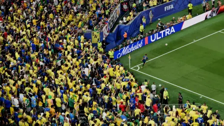 El delantero brasileño número 11, Raphinha, patea el balón durante el partido de fútbol del Grupo C de la Copa Mundial 2026.