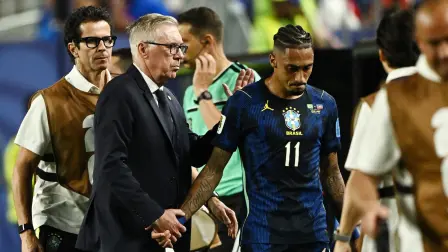 El entrenador de Brasil, Carlo Ancelotti, consuela a Raphinha mientras abandona el campo tras sufrir una lesión.