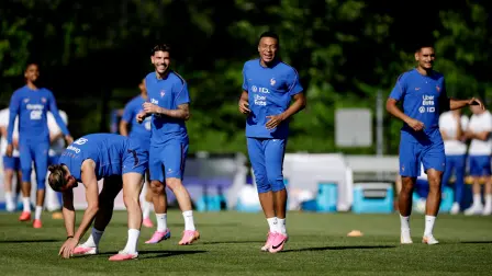 Kylian Mbappé de Francia y sus compañeros de equipo durante el entrenamiento previo a su encuentro contra Irak en el Mundial 2026.