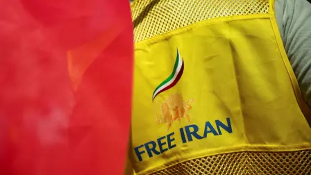 Un hombre lleva una chaqueta con la inscripción " Irán Libre " y el emblema nacional del "León y el Sol" anterior a la Revolución Iraní, durante una manifestación en Francia.
