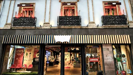 Levi’s activa su logo Batwing en México tras convertir una restricción mundialista en oportunidad de marca.