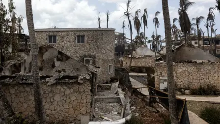 Vista de las estructuras dañadas y los escombros en las instalaciones del hotel Viva Dominicus Beach.