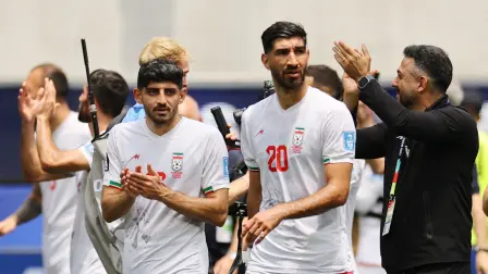 Mehdi Torabi y Shahriyar Moghanlou de Irán aplauden a sus aficionados tras el partido.