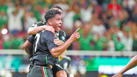 Mexico's midfielder #07 Luis Romo celebrates with teammate midfielder #06 Erik Lira scoring his team's first goal during the 2026 World Cup Group A football match between Mexico and South Korea at the Guadalajara Stadium in Zapopan on June 18, 2026.  (Photo by Ulises RUIZ / AFP)