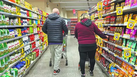 En este contexto de bolsillos ajustados, las tarjetas de crédito se consolidaron como la herramienta indispensable para sostener el gasto familiar: facturaron más de 1 billón de pesos argentinos.