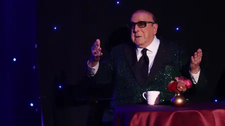 El legendario productor de Columbia Records, Clive Davis, murió a los 94 años. Foto: AFP