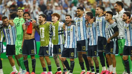 La Selección argentina celebra su clasificación a los 16avos de final tras vencer 2-0 a Austria. Foto: Reuters
