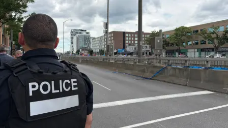 Policías cerca del lugar de un tiroteo en Montreal, Canadá.