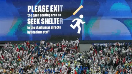 Una pantalla muestra una alerta de tormenta eléctrica severa mientras los aficionados abandonan las gradas durante el partido  entre Francia e Irak, del Grupo I de la Copa Mundial 2026.