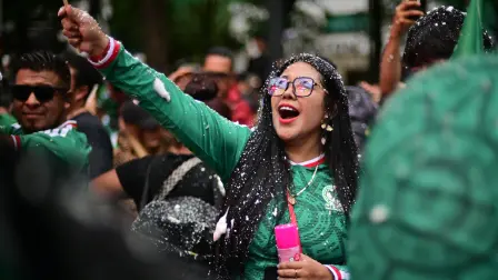 Mexico's fans celebrate near the Angel de la Independencia monument in Mexico City on June 11, 2026, after the FIFA World Cup match between Mexico and South Africa. Mexico won 2-0. (Photo by Marco Antonio MARTINEZ / AFP)