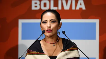 Wilma Alanoca denunció que agentes la trasladaron con fines investigativos sin mostrar una orden de detención, lo que generó tensión en el centro de La Paz.
