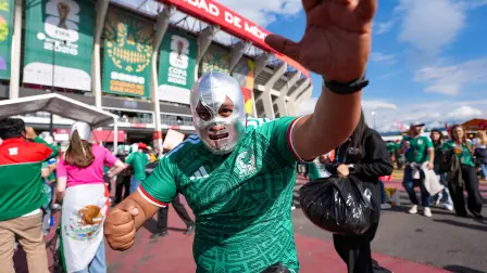 Aficionado de futbol en el Estadio Azteca.