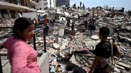 Residentes buscan víctimas entre los escombros de un edificio derrumbado en Catia La Mar, estado La Guaira.