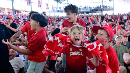 Aficionados canadienses celebran las hazañas de su equipo durante su participación en el Mundial 2026.
