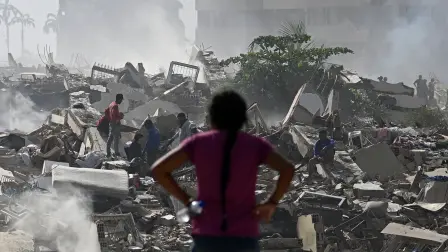 Una niña observa la destrucción que dejó el doble terremoto que sacudió principalmente a Caraballeda, estado de La Guaira.