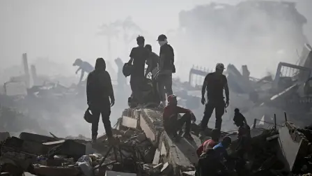 Voluntarios buscan posibles víctimas en un edificio derrumbado tras los dos terremotos que sacudieron Caraballeda, estado de La Guaira.