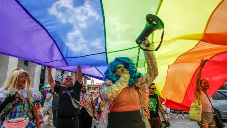 La Marcha del Orgullo LGBT+ en la CDMX mantendrá su llegada al Zócalo el sábado 27 de junio, aunque habrá ajustes operativos por las actividades del Mundial 2026.

¡Síguenos en nuestras redes sociales para mantenerte informado!