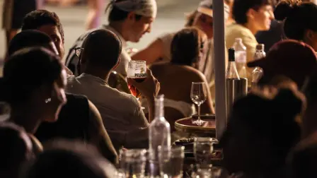 Los habitantes de la ciudad disfrutan de unas copas en la terraza de un café a orillas del Canal Saint-Martin, mientras Francia sufre una ola de calor.