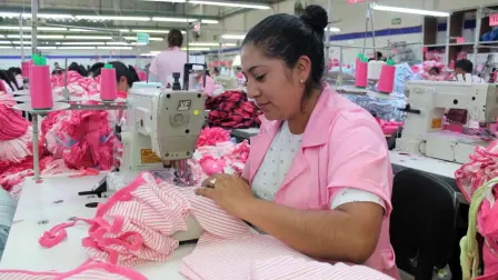 En mayo se sumaron 61,726 mujeres a la población ocupada, mientras que 256,311 hombres salieron de la fuerza laboral, situación que no ocurría desde hace siete meses, indican datos de la ENOE.