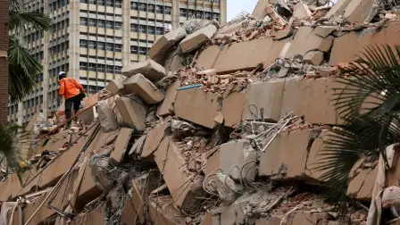 Rescatistas trabajan en la búsqueda de personas desaparecidas entre los escombros de edificios colapsados tras el fuerte sismo de este miércoles en Venezuela.