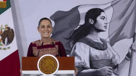 Cuauhtémoc, Ciudad de México, México, 26 de junio de 2026.La doctora Claudia Sheinbaum Pardo, presidenta Constitucional de los Estados Unidos Mexicanos en conferencia de prensa matutina, “Conferencia del Pueblo” desde el Salón Tesorería de Palacio Nacional. La acompaña Claudia Curiel de Icaza, secretaria de Cultura y Bulmaro Juárez Pérez, divulgador de lenguas originarias, presentador de la sección “Suave Patria”. Foto: Juan Carlos Buenrostro / Presidencia
