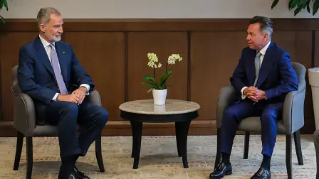 El rey Felipe VI de España y el mandatario jalisciense estrecharon los lazos de colaboración existentes entre Jalisco y la nación europea tanto en desarrollo económico como en cultura y deportes.
