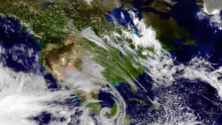 Imagen satelital de México, cubierto de bandas nubosas y un posible ciclón tropical.