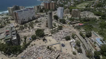 Vista aérea que muestra a equipos de rescate y voluntarios trabajando entre los escombros de edificios colapsados ​​en Caraballeda, estado de La Guaira.