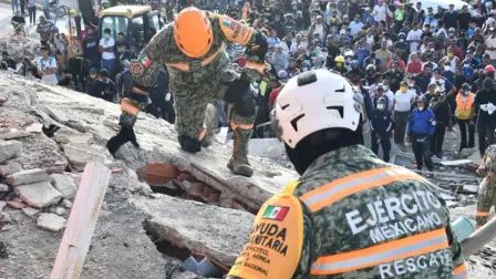 Elementos del Ejercito Mexicano coordinan labores de búsqueda y rescate en Venezuela, tras los sismos que golpearon al estado de La Guaira.
