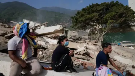 Más de mil 400 personas han muerto tras los terremotos que golpearon Venezuela esta semana. Miles de familias permanecen en refugios improvisados mientras continúan las labores de rescate en medio de una creciente crisis humanitaria.