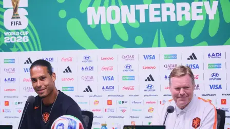 El DT de los Países Bajos, Ronald Koeman, y Virgil van Dijk durante una conferencia de prensa en Monterrey, NL.