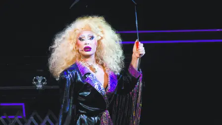 La presencia de artistas LGBTQ+ atraviesa las artes plásticas, el teatro, la música y el cine, enriqueciendo la escena cultural.