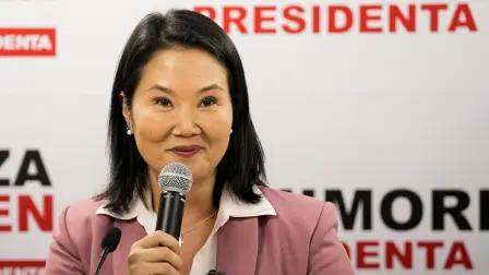 Keiko Fujimori se dirige a los medios de comunicación tras ganar por estrecho margen las elecciones presidenciales de Perú.