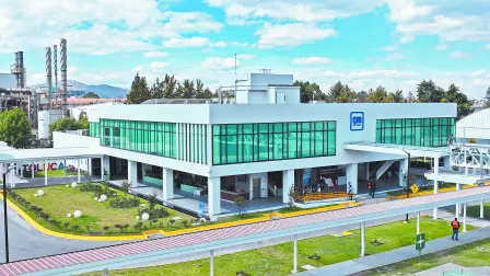 En la Planta de Fundición de Aluminio de GM en Toluca se producen componentes estratégicos como blocks y cabezas para motores V8, miles de toneladas de aluminio son transformadas cada año mediante procesos de alta precisión. Para ello, se emplea una arena especializada proveniente de la región de los Grandes Lagos de Michigan, material indispensable para crear los moldes utilizados en la fundición. Foto: Especial