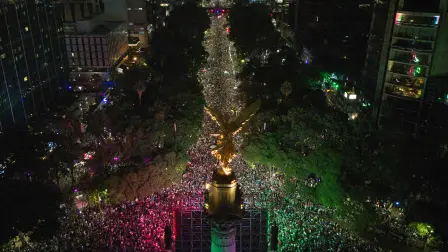 Festejos en el Ángel de Independencia por el triunfo de México sobre República Checa en el último partido de la Fase de Grupos del Mundial de Futbol 2026.