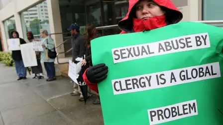 Melanie Sakoda sostiene una pancarta mientras participa en una manifestación con miembros del grupo SNAP (Red de Supervivientes de Abusos por parte de Sacerdotes) frente a las oficinas de la Archidiócesis de San Francisco.