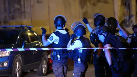 Agentes de la policía de Mónaco patrullan cerca del lugar de una explosión.